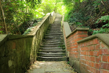 Treppe mit krummen Stufen führt nach oben in die Helligkeit