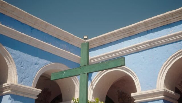 Cruz de madera en plaza de iglesia (Monasterio Santa Catalina Arequipa)
