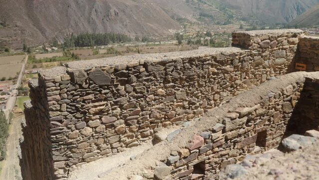 Contrucciones antiguas Incas de ollantaytambo en dia soleado (ollantaytambo, Per&uacute;)