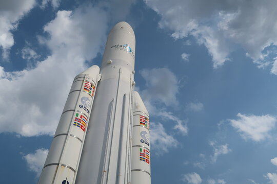 Maquette de la fusée Ariane 5 (Arianespace / ESA / CNES), célèbre lanceur spatial, au musée de l'Air et de l’Espace à l'aéroport du Bourget, près de Paris – juin 2023 (France)