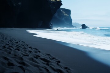 Playa de arena negra virgen con gran oleaje en la orilla  - obrazy, fototapety, plakaty