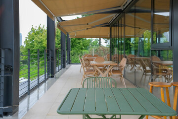 나무 의자와 탁자가 있는 테라스