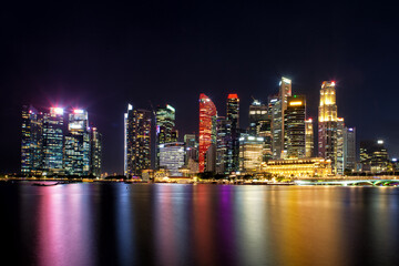 Fototapeta na wymiar Singapore's highlights at night at Marina Bay