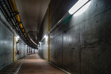 薄暗いトンネルのイメージ