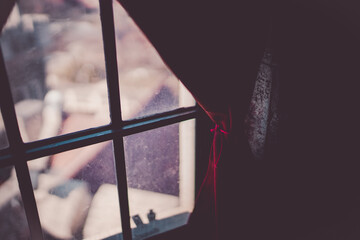 赤いカーテンと窓