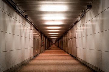 薄暗いトンネルのイメージ