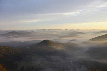 Herbstwald im Sonnenaufgang auf der Wegelenburg