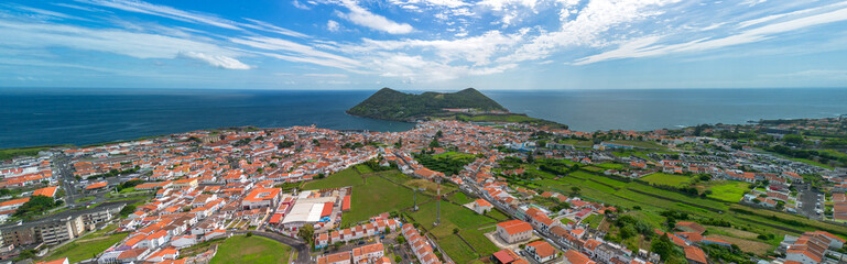 Vista panorâmica da cidade de Angra do Heroísmo na Ilha Terceira nos Açores 