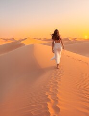 Fototapeta na wymiar frau läuft im sonnenaufgang sonnenuntergang über eine düne in einer wüste abudhabi sand sahara dubai 1001 nacht romantik schleier kleid sommer sommerkleid urlaub - fiktive person mit generativer ki
