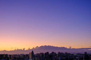 都市の夜明け。東の空がオレンジ色に染まるマジックアワー。兵庫県神戸市で撮影。