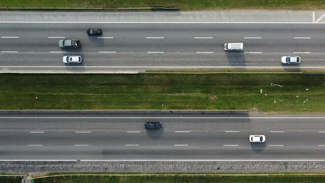 Vis&atilde;o a&eacute;rea de carros, &ocirc;nibus e caminh&otilde;es atravessando a rodovia Ayrton Senna na altura da cidade de Mogi das Cruzes em SP. 