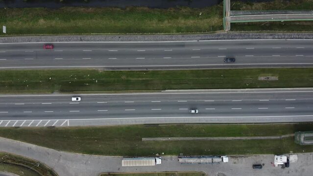 Vis&atilde;o a&eacute;rea do tr&aacute;fego de ve&iacute;culos nas duas faixas da rodovia brasileira Ayrton Senna pr&oacute;ximo a cidade de Itaquaquecetuba em S&atilde;o Paulo