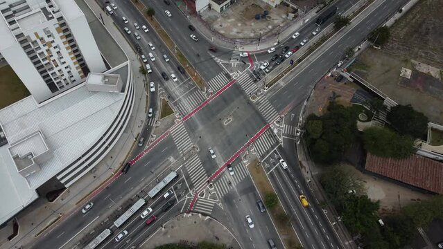 Cruzamento de trânsito na cidade de São Paulo vista do alto por um drone. 
