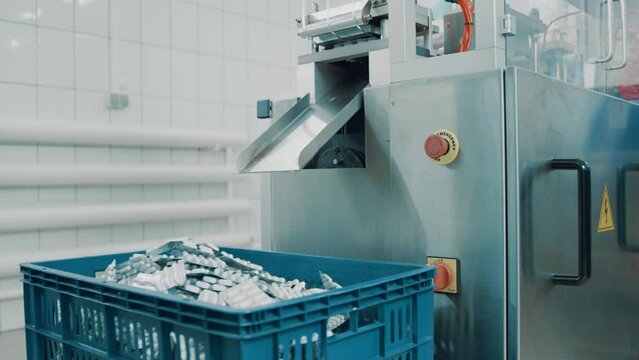 4K Blister Packing Machine. Tablet pharmaceutical blister packaging machine in supplement drug manufacture. Production system with fast format changeover and simple operating concept. Slow motion