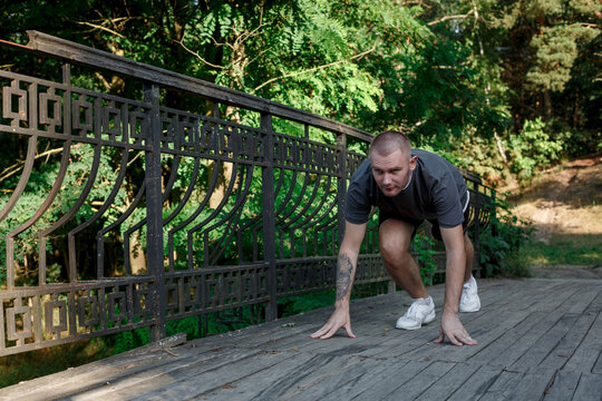 Man goes in for sports in the park