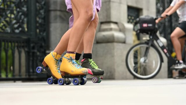 Dos personas patinando en la ciudad