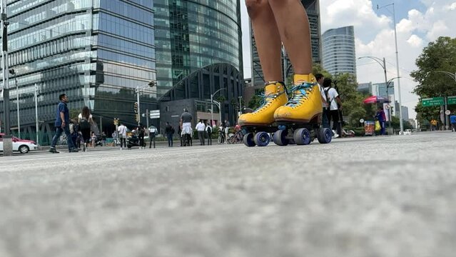 Dos personas patinando en la ciudad