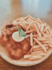 Teller mit Pommes und Schnitzel