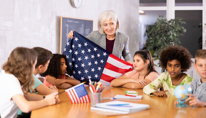 Kids learning together about usa in geography class - obrazy, fototapety, plakaty