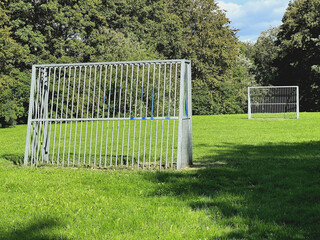 Bolzplatz auf der grünen Wiese mit Stahltoren 