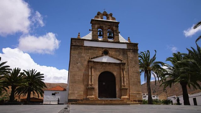 Spanische Basilika mit Palmen