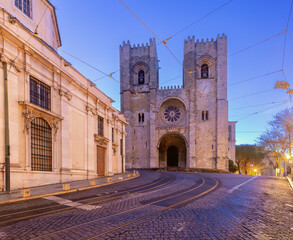 Obraz premium Old church on the street of Lisbon in the early morning.