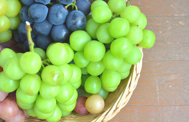 俯瞰で撮った、カゴに入ったたくさんの種類の大粒の葡萄