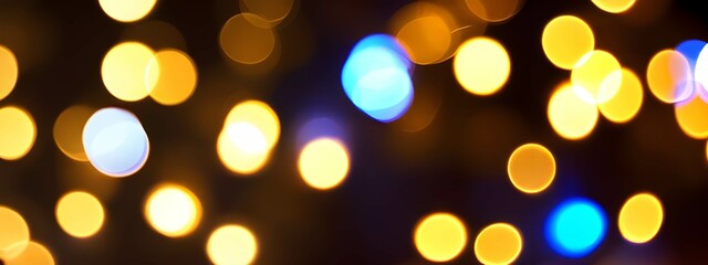 クリスマスイルミネーションのゴールドの明るい玉ボケ。ホリデー、お祝い、暗い背景。