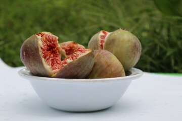 figs photos with white and green backgrounds and from different angles 