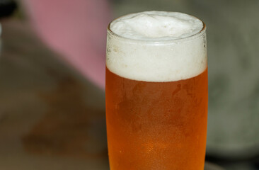グラスにうまそうに注がれた冷えたビール