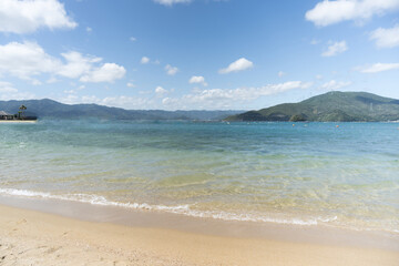 Fototapeta na wymiar 白い砂浜と透明な海　海の旅行や背景素材に　広角