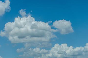 爽やかな夏空と白い雲
