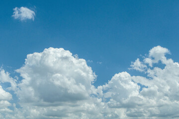 Naklejka na ściany i meble 爽やかな夏空と白い雲