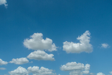 爽やかな夏空と白い雲