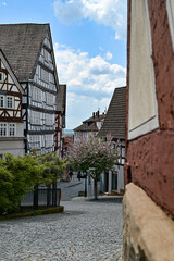 Fototapeta premium Altes Fachwerkhaus in der historischen Altstadt von Homberg (Efze) im Sommer bei blauem Himmel, Hessen, Deutschland 