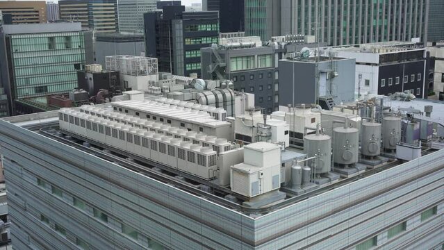 都会のビルの屋上に設置された空調設備