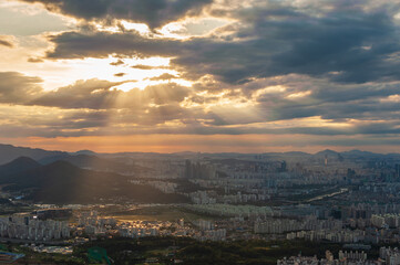 서울전경 강남 빌딩 구름 빛내림