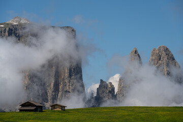 Fototapeta premium Schlern, Santnerspitz und Burgstall - beeindruckende F elsen mit schönen Wolken