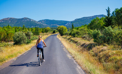 Obraz premium Woman riding in bike- sport, active woman concept