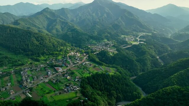 山と川に囲まれた田舎の集落