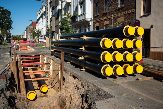 Ein Stapel neuer Rohre f&uuml;r Fernw&auml;rme an einer Baustelle in D&uuml;sseldorf, Deutschland