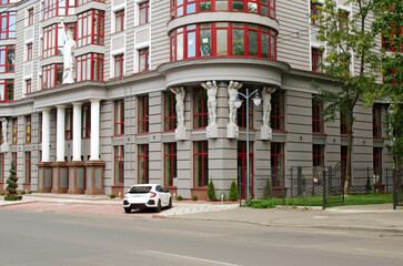 The car is parked near an apartment building