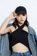 Naklejka premium 若いアジア女性のヘルシーなファッションポートレート
