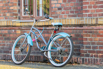 Ein Fahrrad steht angeschlossen an einer Hauswand
