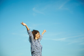 屋外でリラックスをする若い女性