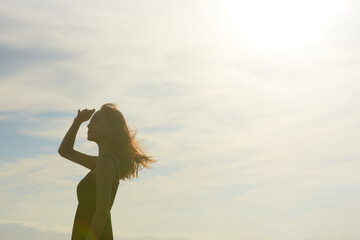 屋外でリラックスをする若い女性