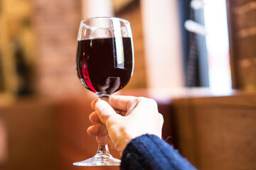 赤ワインで乾杯 © Nii Koo Nyan