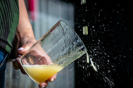 Escanciando sidra, Asturias, Escanciar