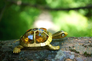Turtle figurine decorated with decorative glass.