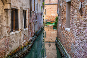 Fototapeta na wymiar Picturesque Scene from Venice with the narrow water canals.